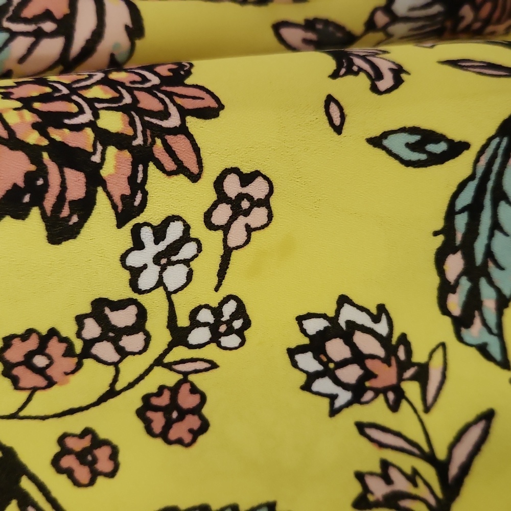 Pretty bright yellow floral top in great condition! - Picture 6 of 6